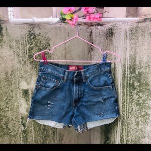 26” 550 Levi’s Mid Rise Button Distressed Shorts